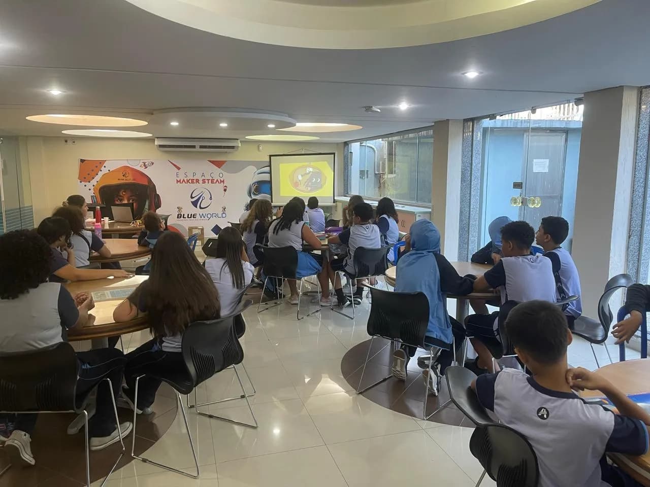 Estudantes trabalhando com robótica e tecnologia em sala de aula