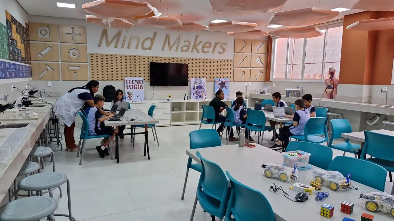 Alunos trabalhando com robótica