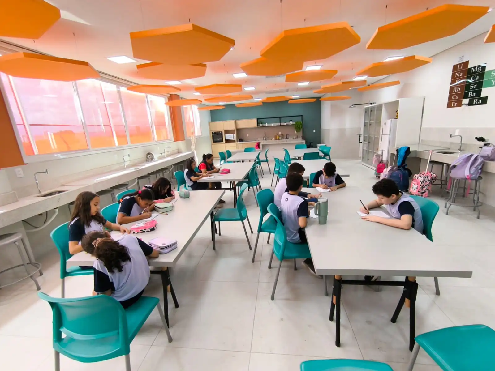 Professor orientando atividades STEAM